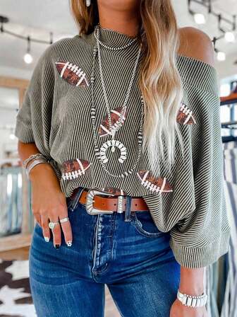 Blusa con cuello de barco, mangas de murciélago y cordón con gráfico rugby con lentejuelas