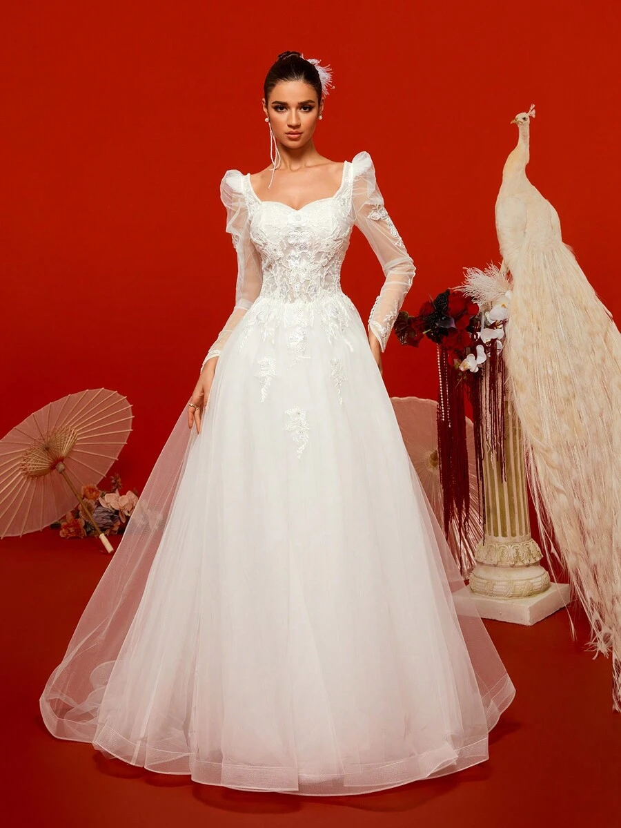 Vestido de novia blanco vintage de encaje de manga larga, espalda descubierta, corte evasé y tren con detalles de red barroca