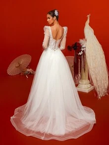 Vestido de novia blanco vintage de encaje de manga larga, espalda descubierta, corte evasé y tren con detalles de red barroca - Blanco - Ver 3