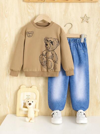 2 件装年轻男孩休闲可爱熊印花针织圆领运动衫 + 基本款直筒牛仔效果印花裤套装，秋冬