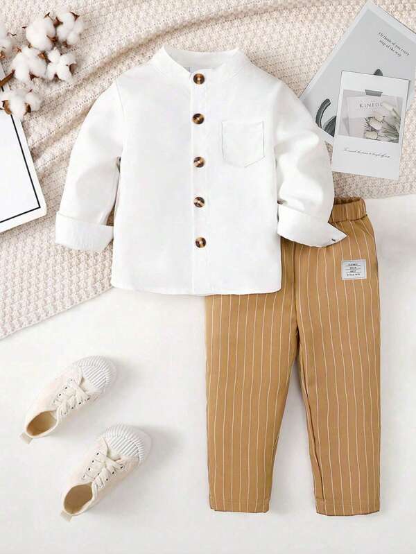 Set de 2 piezas de camisa de manga larga con cuello alto y pantalones casuales a rayas para niño pequeño