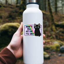 1 件“别对我大喊大叫，我会哭”贴纸 - 有趣的猫心理健康贴纸 - 用于水瓶、笔记本电脑、玻璃杯的乙烯基贴花 - 用这款哭泣的猫贴纸支持焦虑、敏感、抑郁 - 非常适合自闭症、内向和敏感的个人
