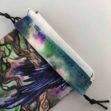 Tirmanaz Sac de rangement de cartes de tarot avec imprimé corbeau, sac de rangement pour cartes oracles de tarot, dés runiques, sac à bijoux cristaux, sac multi-usages pour sorcière et divination, boîte à bijoux, organisateur à bijoux pour femmes et filles, support à bijoux, idéal pour les boucles d'oreilles, colliers, bagues et accessoires de mariage ; également adapté à la décoration d'intérieur et comme cadeau pour les demoiselles d'honneur - Voir 9