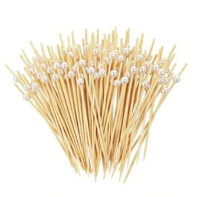 100 pièces de piques, brochettes en bambou blanc nacré de 4,7 pouces pour amuse-gueules, fruits, petits gâteaux, charcuterie, garnitures de boissons. Pour décorations de fête de Noël, d'anniversaire et de mariage, buffet. Accessoires pour la décoration des aliments