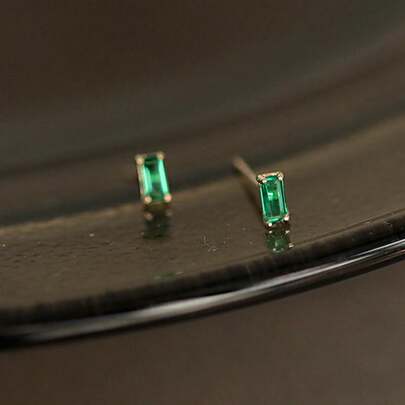 1 par de pendientes de botón de esmeralda mini chapados en oro de 14 K de plata de ley 925 para mujer, pendientes de esmeralda y circonita cúbica simple y cute para uso diario