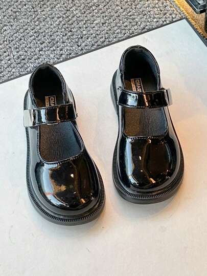 2024 Novos sapatos de princesa de cor sólida da moda para meninas de outono, sapatos versáteis de desempenho para meninas, sapatilhas de bico redondo com sola macia e brilhante, adequadas para apresentações ao ar livre, danças e escola