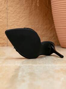 女士时尚黑色缎面蝴蝶结网眼尖头穆勒鞋搭配漆面细高跟鞋，派对/宴会服装