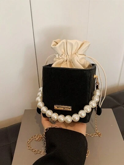 1 件迷你珍珠链装饰纯色 PU 抽绳斜挎包，适合女性日常使用