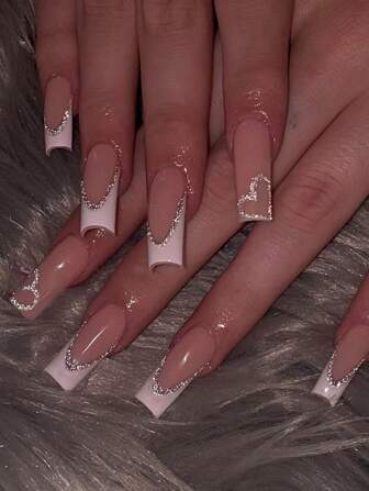 24 st. mellanstora fyrkantiga lösnaglar med franska tippar, hjärtmönster och glitter, passar perfekt, set med akryl lösnaglar. Innehåller 1 st. gelélim och 1 st. nagelfil. Lätt att bära med sig akryl lösnaglar, konst med franska tippar för kvinnor, tjejer, dagligt arbete, festivaler, fester, nageltillbehör.