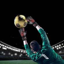 1双乳胶足球守门员手套成人青少年加厚足球舒适透气耐用防滑专业防护比赛训练守门员足球户外运动男女士守门员手套 - 黑紅色 - 查看 6