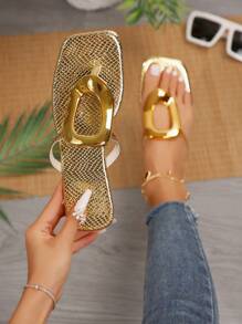 Nuevas sandalias planas doradas cómodas y de moda, de estilo de resort de verano, con decoración de escamas de pez elípticas huecas para mujeres - Dorado - Ver 3