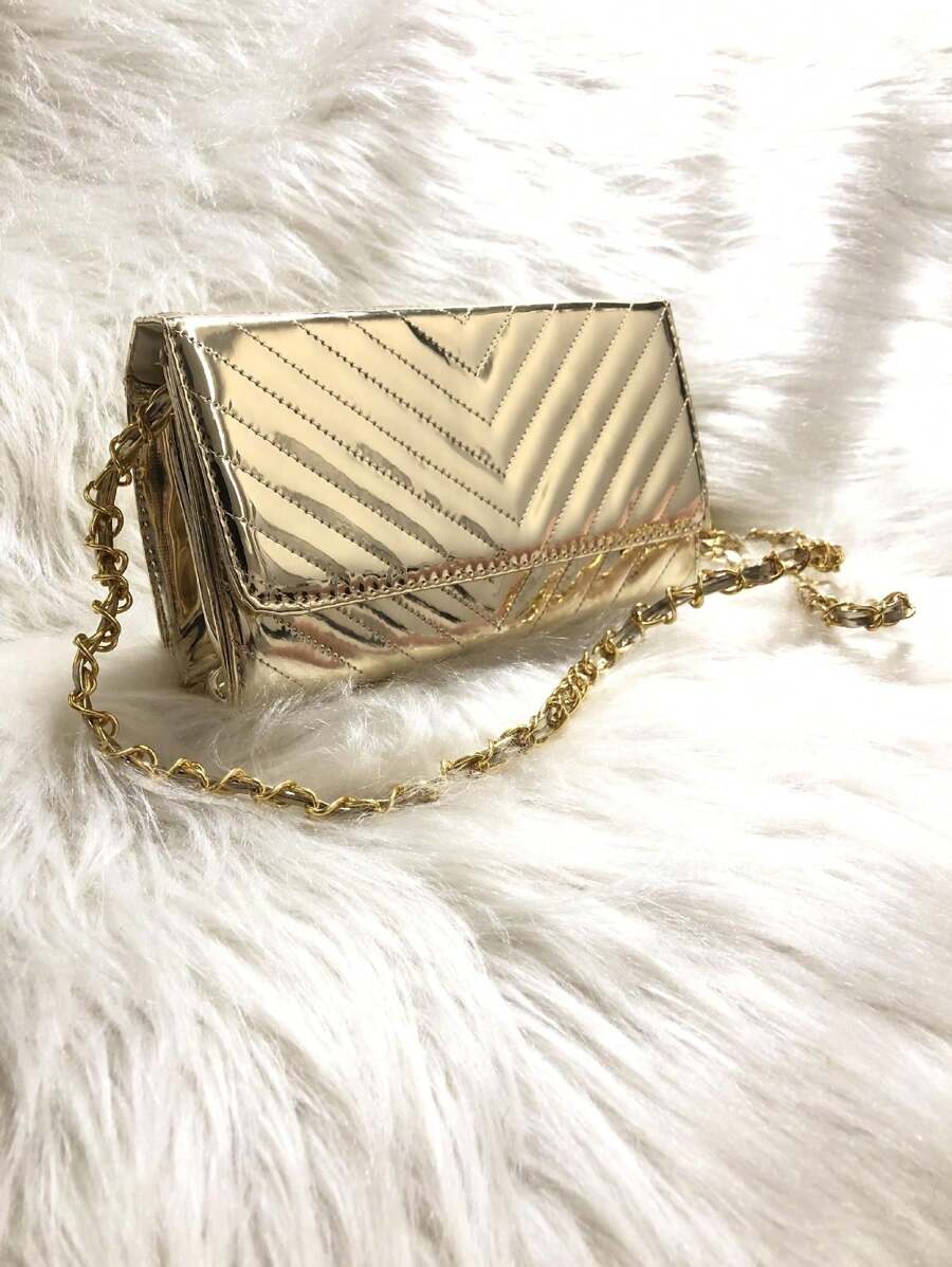 Bolsa Carteiro Tiracolo Material Metalizada Espelhada Bordada V Com Corrente Tirinha Transpassada