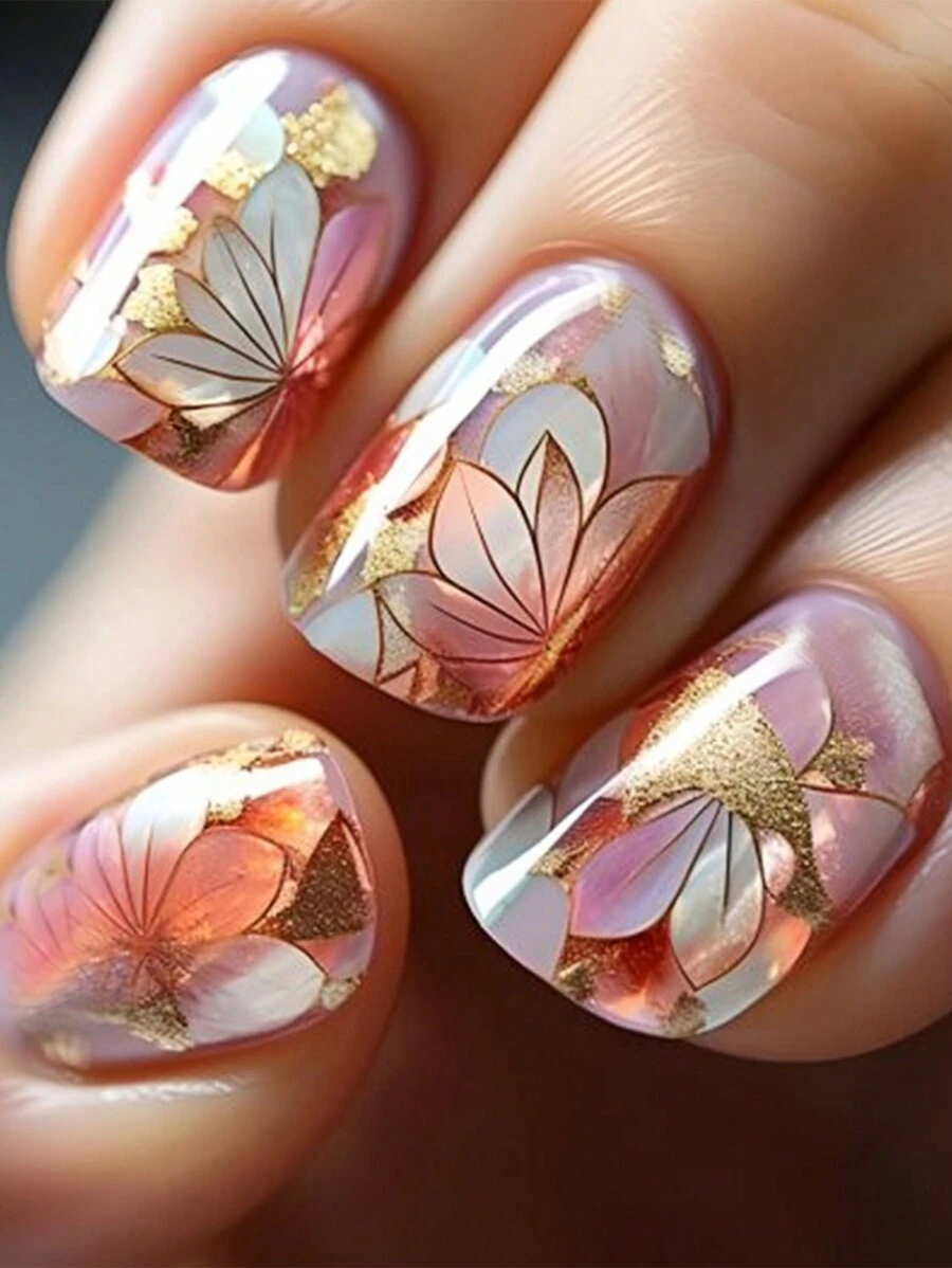 Conjunto de 24 adesivos de unhas brilhantes, estilo Y2K renovado, com formato quadrado e redondo curto. Estampa geométrica degradê lilás claro com listras douradas e glitter floral. Estilo minimalista para unhas artificiais. Unhas postiças, pontas de unhas, delicadas, fofas, minimalistas e elegantes. Inclui adesivos de unhas removíveis. Ideal para feriados, festas, encontros, reuniões e uso diário. Acompanha 24 adesivos de unhas em gel e uma mini lixa de unha. - Roxo Empoeirado - Ver 1