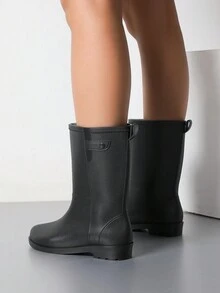 韩版中筒女士雨靴，防水防雨。采用优质柔软PVC材质，款式优雅。舒适透气的鞋垫，带来极佳的脚感。