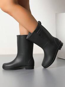 韩版中筒女士雨靴，防水防雨。采用优质柔软PVC材质，款式优雅。舒适透气的鞋垫，带来极佳的脚感。