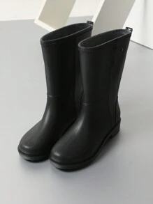 韩版中筒女士雨靴，防水防雨。采用优质柔软PVC材质，款式优雅。舒适透气的鞋垫，带来极佳的脚感。