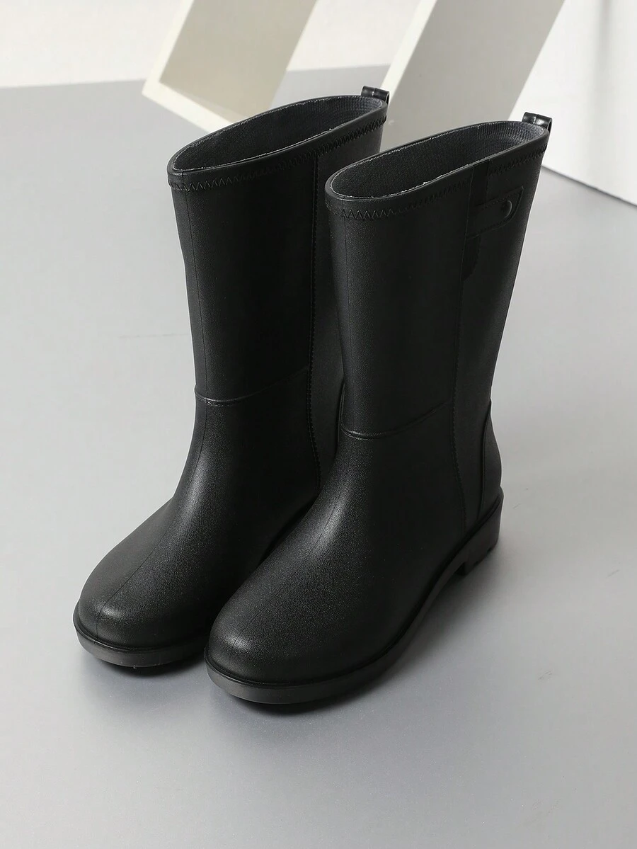 韩版中筒女士雨靴，防水防雨。采用优质柔软PVC材质，款式优雅。舒适透气的鞋垫，带来极佳的脚感。