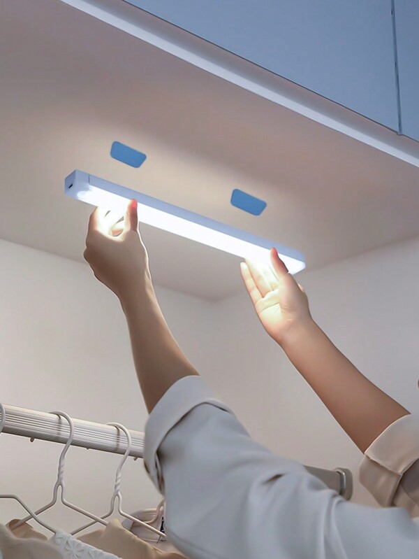Luce a sensore di movimento a LED, autoadesiva, ricaricabile a tipo C, luce notturna a luce LED per armadi, wardrobe, retroilluminazione per scale, adatta per cucina, soggiorno, mobile vino, illuminazione del waredrob