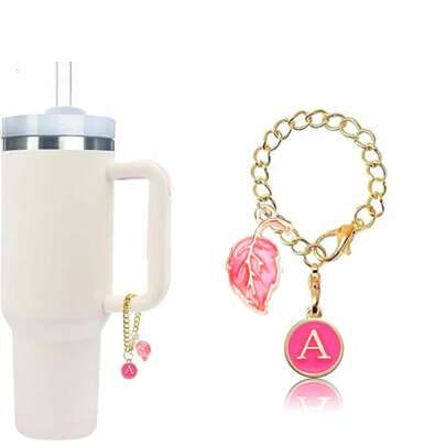 26 个字母杯子吊饰配件，姓名 ID 字母手柄吊饰，适用于杯子玻璃杯 30 40 盎司，圆形带叶子装饰首字母识别吊饰（玫瑰红）
