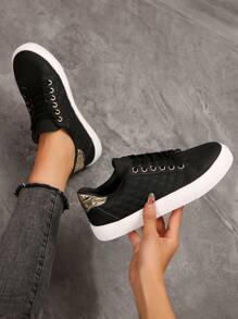 Zapatillas blancas para mujer, nuevas zapatillas de moda coreana casual planas con cordones vulcanizados, antideslizantes y cómodas para primavera y otoño