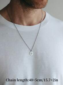 Collar con colgante de sol de tono plateado minimalista para hombre, uso casual diario