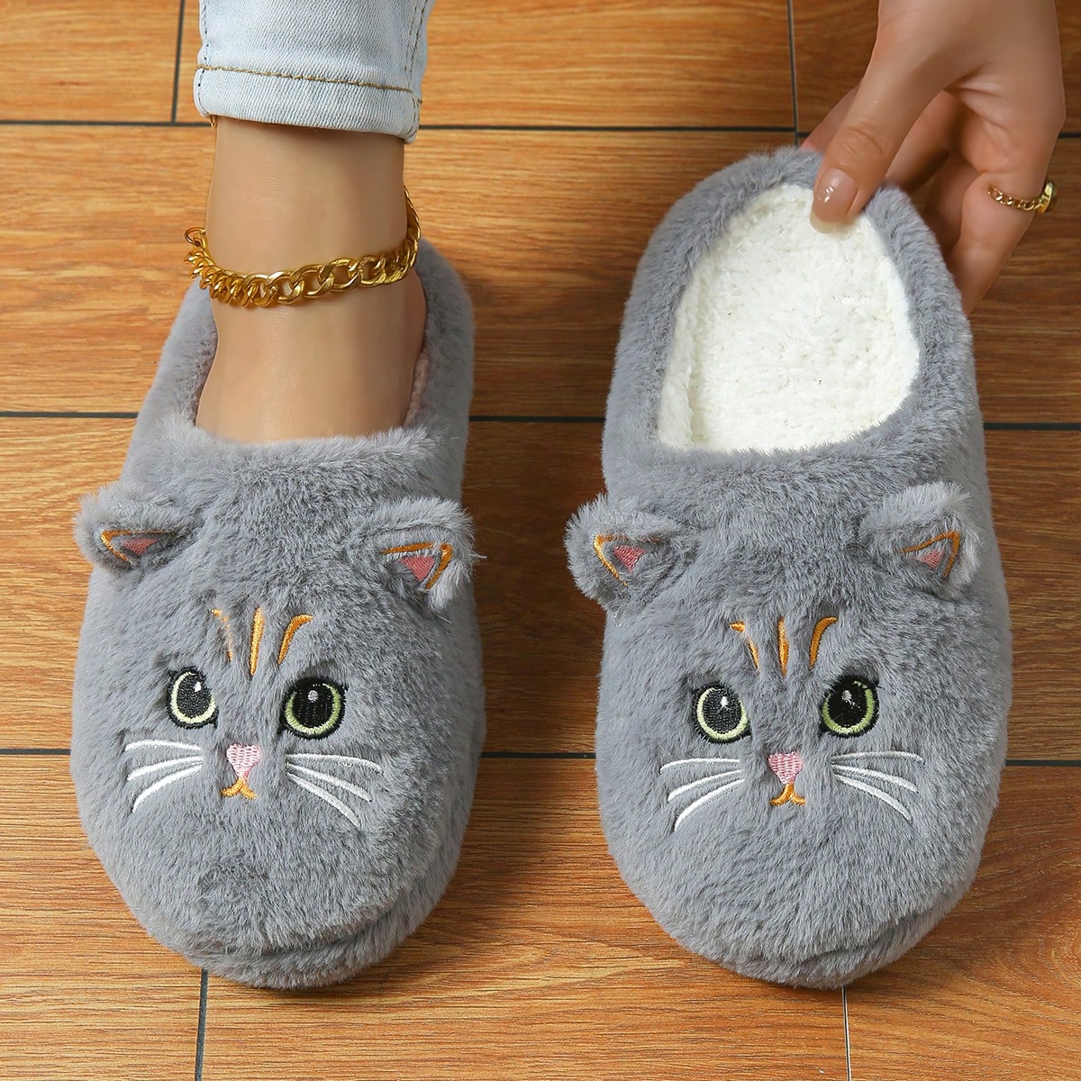 Cómodos y antideslizantes pantuflas para el hogar con oreja de gato de ojos grandes y lindo diseño de dibujos animados