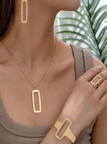 一套 5 件时尚方形吊坠耳环、项链、手链、戒指组合首饰套装，适合女性日常休闲穿着配饰。