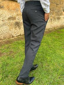 Calça Social Alfaiataria Masculina Cinza Chumbo com textura em linho no tecido poliéster, cós transpassado e bolsos laterais e posteriores. Um modelo versátil, que pode ser usado em casamentos, festas, a trabalho ou eventos especiais! - Chumbo - Visão 5