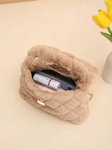 蓬松材质斜挎包，女士新款时尚百搭链条单肩包，毛茸茸锁扣小方包，完美搭配秋装女士秋装，新款女士皮草包