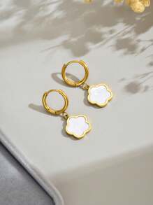 LIEBEIRIS 1 Pair 18K Gold Plated Classic 5-Petal Flower Design Earrings, Suitable For Women Daily Wear And Gift Valentines,Mom,Mother,Mother's Day,Gift - Flower - View 5