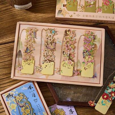 1 件金属中国风书签，带 12 个月花卉图案，是送给学生和教师的励志礼物