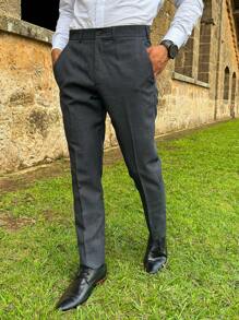 Calça Social Alfaiataria Masculina Cinza Chumbo com textura em linho no tecido poliéster, cós transpassado e bolsos laterais e posteriores. Um modelo versátil, que pode ser usado em casamentos, festas, a trabalho ou eventos especiais! - Chumbo - Visão 1