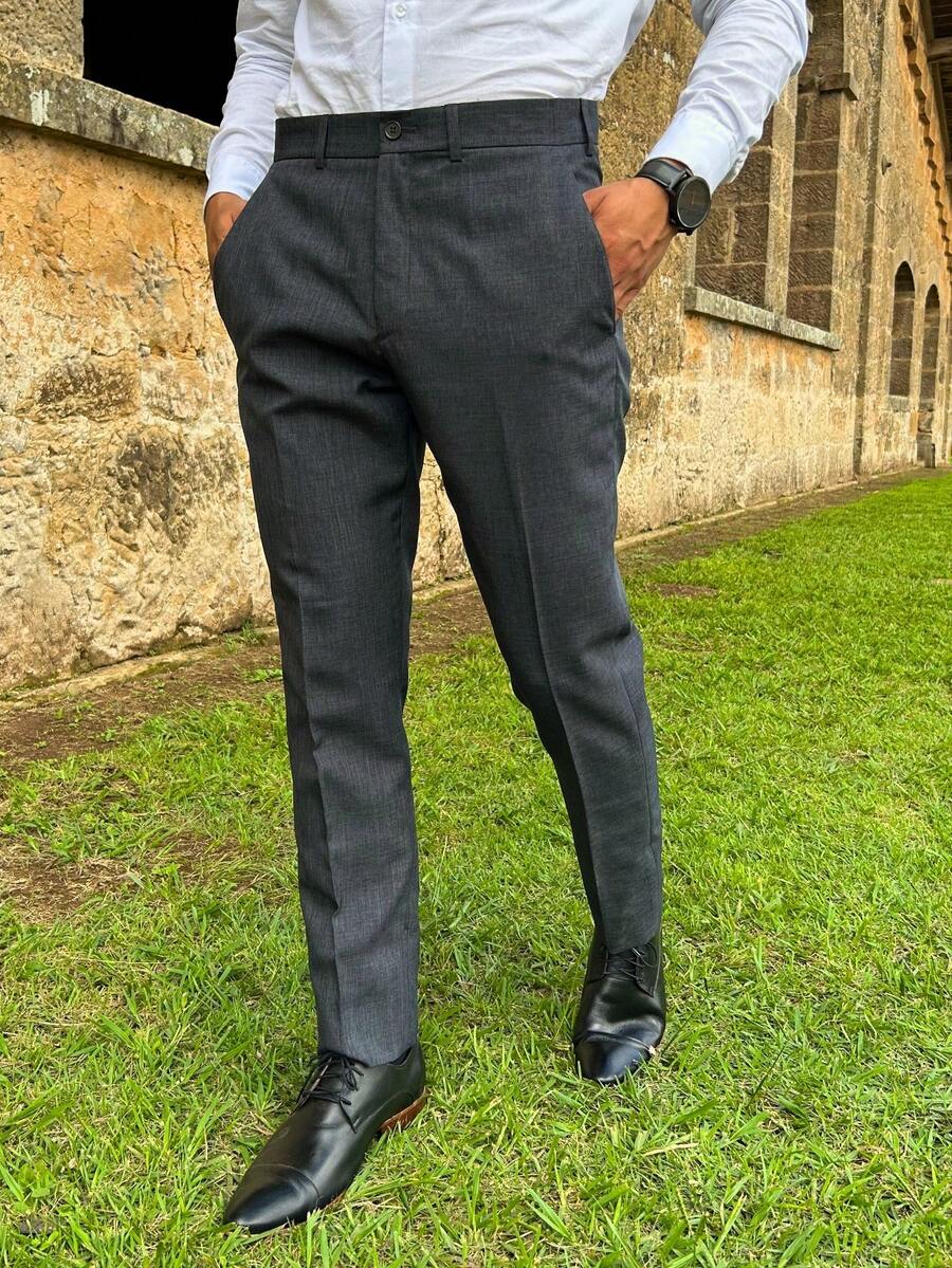 Calça Social Alfaiataria Masculina Cinza Chumbo com textura em linho no tecido poliéster, cós transpassado e bolsos laterais e posteriores. Um modelo versátil, que pode ser usado em casamentos, festas, a trabalho ou eventos especiais! - Chumbo - Visão 1