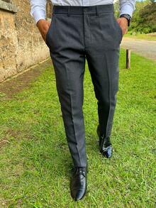 Calça Social Alfaiataria Masculina Cinza Chumbo com textura em linho no tecido poliéster, cós transpassado e bolsos laterais e posteriores. Um modelo versátil, que pode ser usado em casamentos, festas, a trabalho ou eventos especiais! - Chumbo - Visão 2