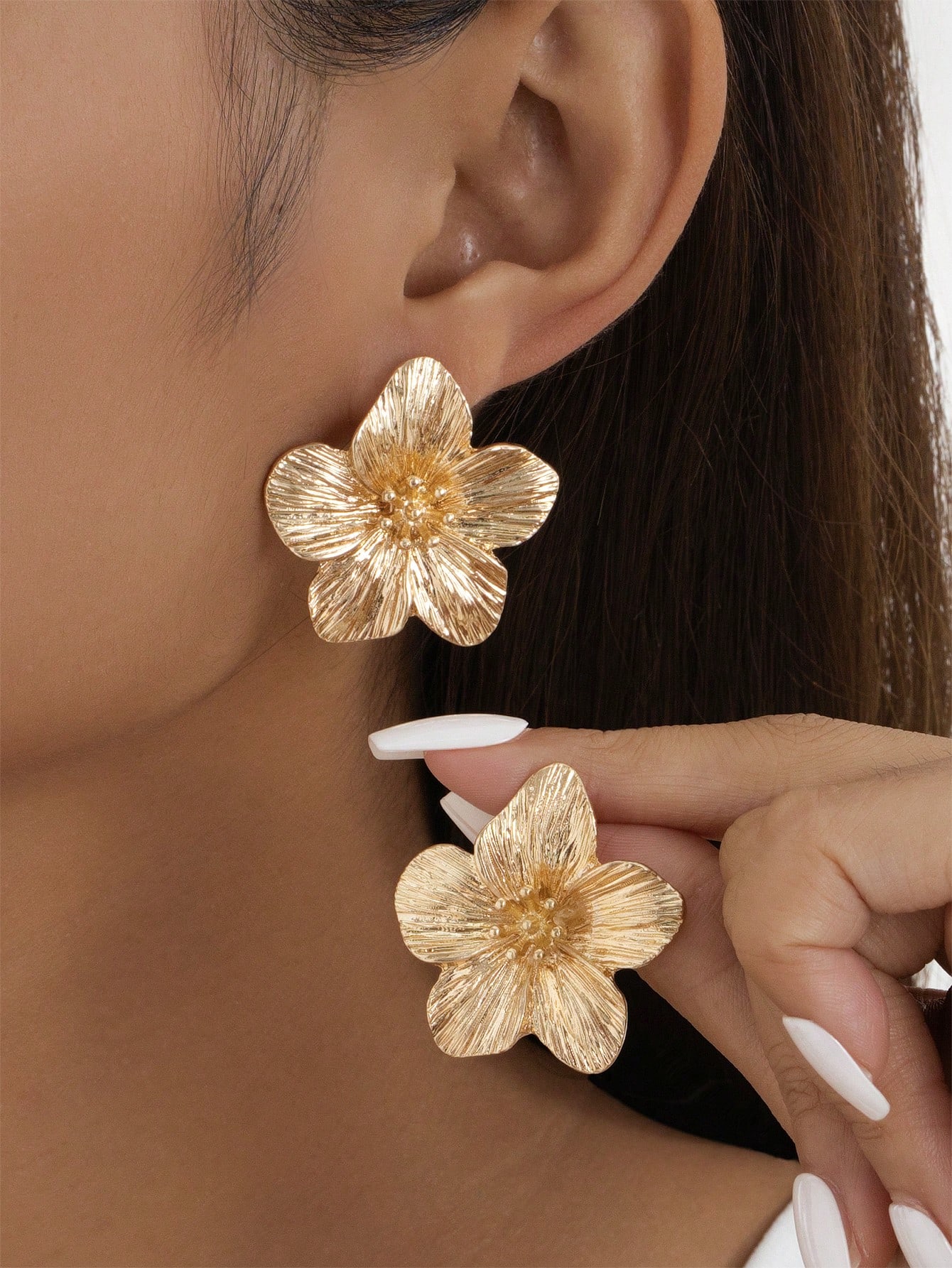 Floral stud earrings