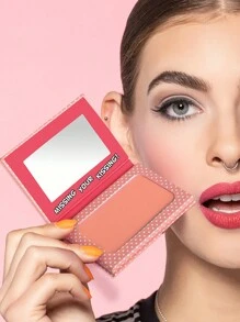 Misslyn Treat Me腮红粉，丝滑柔润，哑光或珠光妆效，提亮肤色，内置镜子，打造自然哑光光泽，持久显色，轻盈易晕染，是派对、海滩、旅行、度假、露营、户外活动的理想之选，也是送给时尚女孩的绝佳新年礼物。 - 25 MISSING YOUR KISSING! - 查看 6