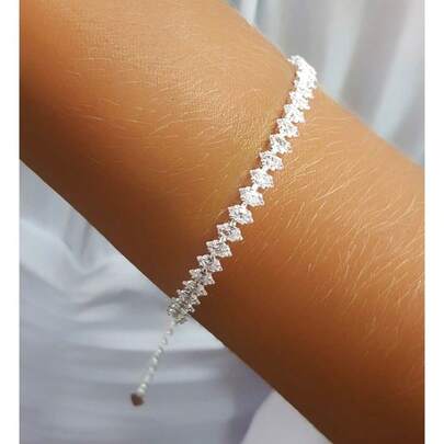 Pulseira cravejada de zircônia banhada a prata 925.