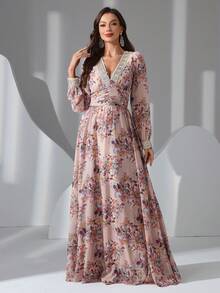 Sukienka damska z długim rękawem i kwiatowym nadrukiem w paski