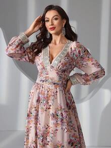 Sukienka damska z długim rękawem i kwiatowym nadrukiem w paski