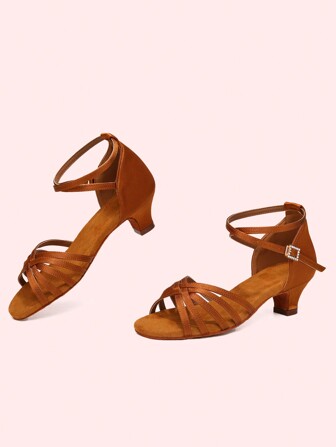 女士丝绸缎面拉丁舞鞋，适合舞厅、萨尔萨舞、社交舞和舞蹈练习，具有优雅的美学设计、流畅的线条和精致的轮廓。有两种经典颜色（黑色和棕色）和鞋跟高度（1.4 英寸和 1.8 英寸）可供选择，工艺精湛，舒适度无与伦比，确保您在舞池中散发自信和优雅，拥抱舞蹈艺术。