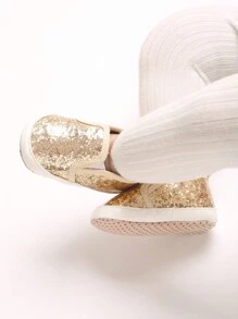 防滑软底运动鞋，适合 0-12 个月的初学走路的婴儿