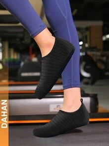 Zapatos de agua transpirables para mujer y hombre Descalzo, Zapatos de playa suaves, zapatos de natación y surf, calcetines antideslizantes para interiores, zapatillas deportivas para yoga, zapatos acuáticos para snorkel, zapatos al aire libre de secado rápido, zapatos Descalzos para senderismo en arroyos, zapatos de buceo para evitar resbalones y para vadear, sandalias para fitness y natación - Negro - Ver 7