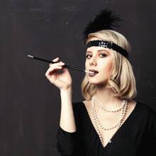 GRUPO CARNAVALLIA Accesorios Diadema con Pluma Cigarro largo y Collar de perlas Charleston Dama Kit Disfraz Años 20 - Negro - Ver 9