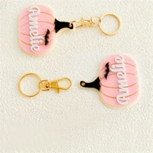 1 件个性化亚克力名字钥匙扣、返校包、万圣节主题定制字母钥匙圈、蜘蛛网、幽灵、南瓜独特字母标签、包包吊坠，是万圣节和圣诞节送给家人和朋友的理想礼物 - 彩色 - 查看 25