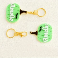 1 件个性化亚克力名字钥匙扣、返校包、万圣节主题定制字母钥匙圈、蜘蛛网、幽灵、南瓜独特字母标签、包包吊坠，是万圣节和圣诞节送给家人和朋友的理想礼物 - 彩色 - 查看 12