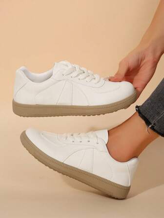 新款低帮白色运动鞋，女士休闲平底鞋