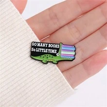 Un cocodrilo que ama los alfileres de esmalte de lectura, tantos libros tan poco tiempo, broches, insignias de solapa personalizadas, regalo de joyería animal - Multicolor - Ver 3