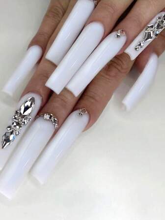 Actualice al instante su apariencia con 24 piezas de uñas postizas cuadradas largas. Nuevo estilo de otoño e invierno con brillo de diamantes de imitación brillantes, forma de diamante blanco y símbolo del brillante lunar blanco. Perfecto para bodas, banquetes y fiestas, estas uñas postizas son esenciales y vienen con pegamento en gelatina y una lima de uñas. Suministros de uñas uñas falsas uña falsa uña acrílica