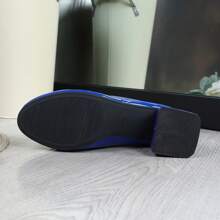 Neue einfarbige, weiche und bequeme Pumps mit mittlerem Absatz, rundem Zeh und Slip-On-Design, Größe 36-45