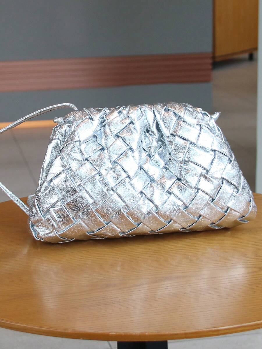 Túi mây dệt thủ công thời trang mới 2025, Túi đeo vai/đeo chéo/túi cầm tay hình bánh bao vàng xếp ly - Bạc - Xem 1